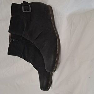 Ladies Dansko zippered Lia ankle boot, Black Nubuck leather, sz 42 wedge heel.